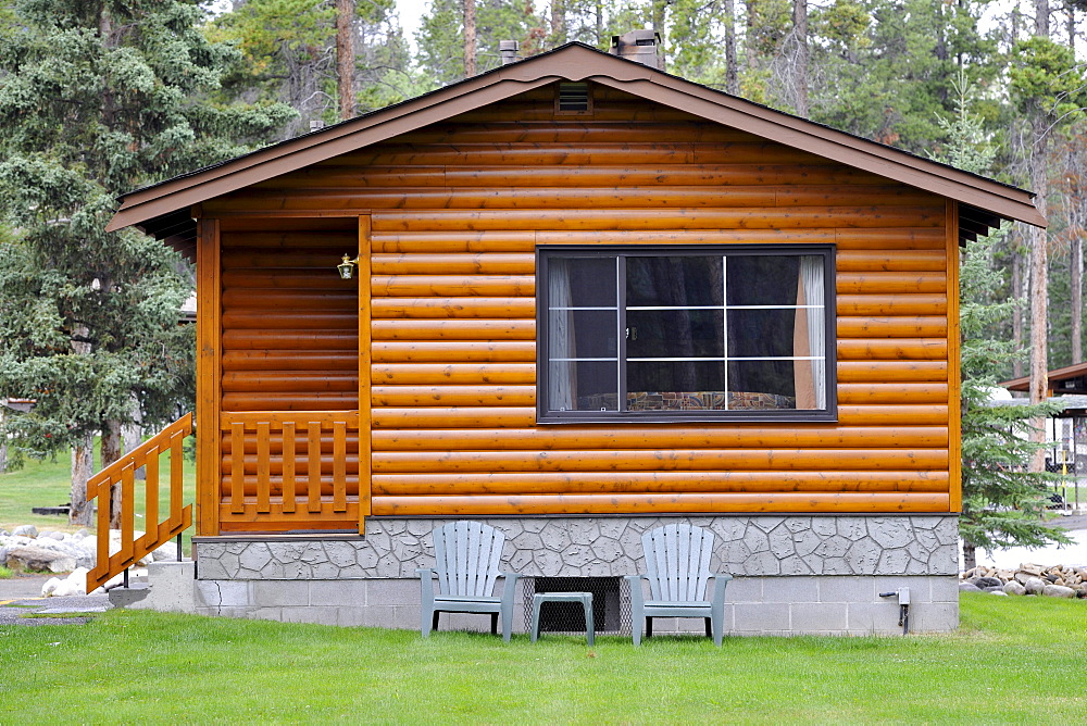 Log cabin Becker Chalets, Jasper National Park, Canadian Rockies, Rocky Mountains, Alberta, Canada