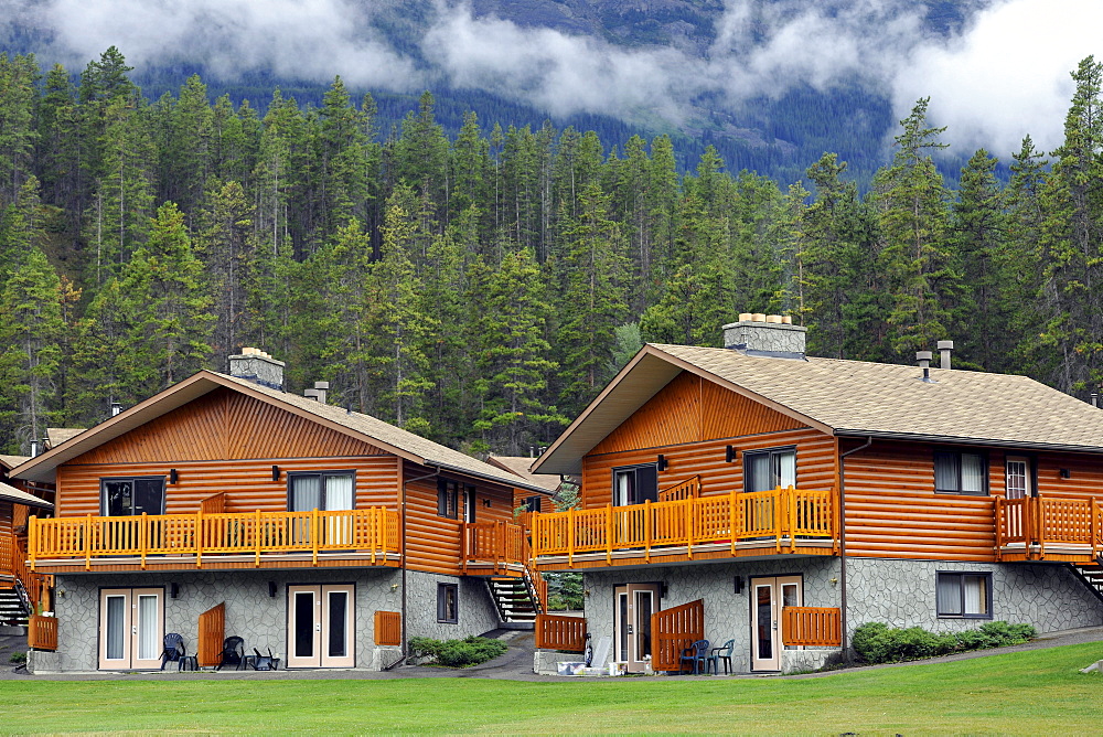 Log cabins Becker Chalets, Jasper National Park, Canadian Rockies, Rocky Mountains, Alberta, Canada