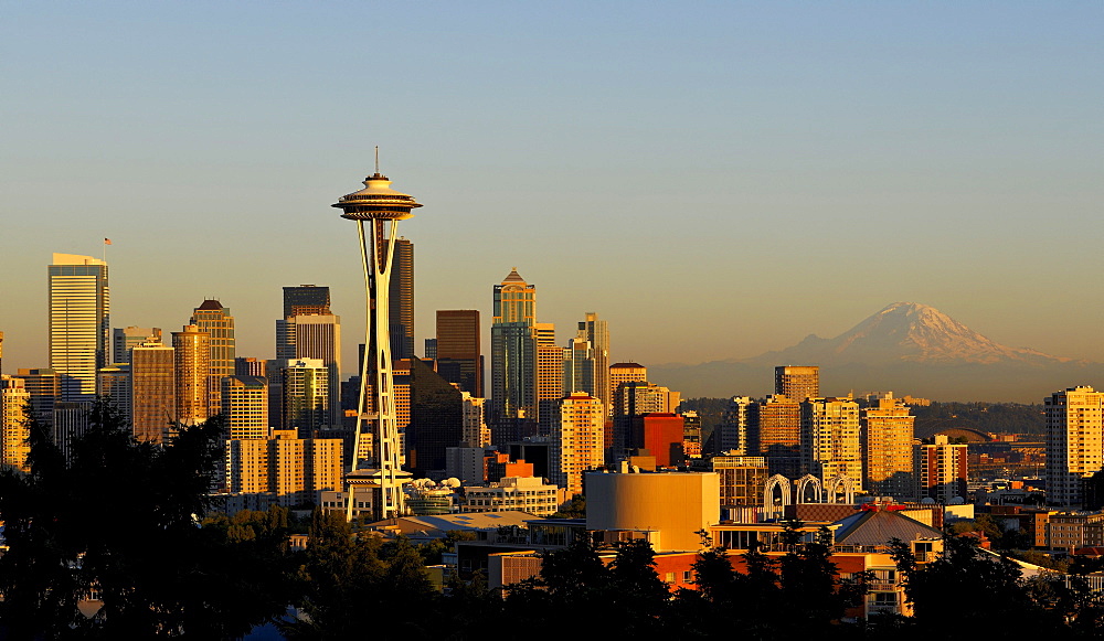 Evening mood, skyline of the Financial District in Seattle, Space Needle, Columbia Center, formerly known as Bank of America Tower, Washington Mutual Tower, Two Union Square Tower, Municipal Tower, formerly Key Tower, US Bank Center, with Mount Rainier in