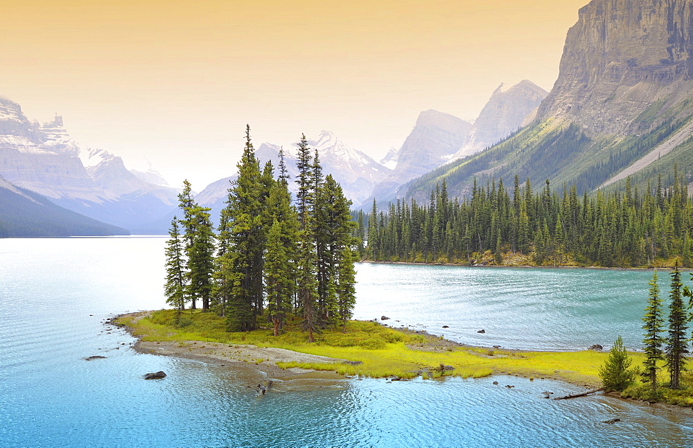 Spirit Island, Maligne Lake in front of Mount Paul, Monkhead and Mount Warren mountains, Maligne Valley, Jasper National Park, Canadian Rockies, Alberta, Canada