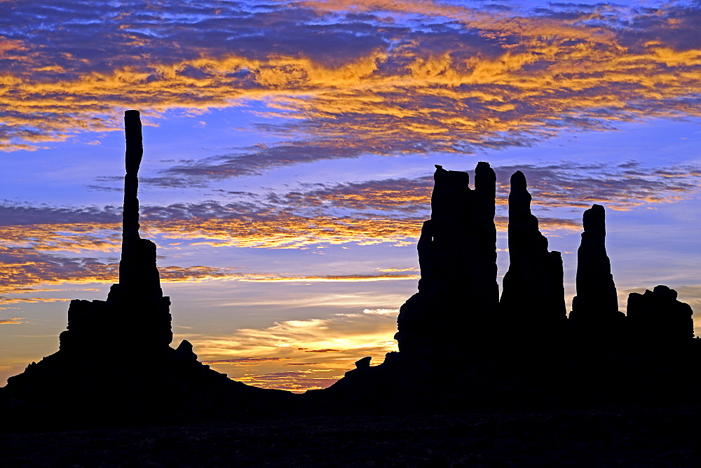 Sunrise with Totem Pole rock formation in backlight, Monument Valley, Arizona, USA, America