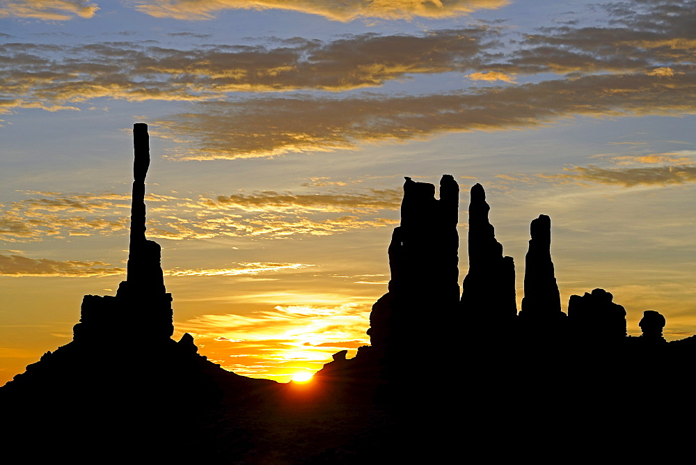 Sunrise with Totem Pole rock formation in backlight, Monument Valley, Arizona, USA, America