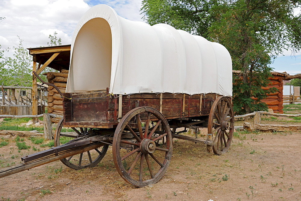 Replica of a covered wagon of the settlers, around 1850, Bluff, Utah, USA, North America