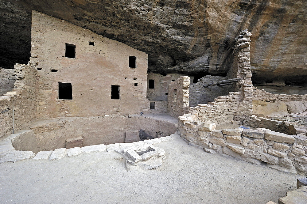 Spruce Tree House, a cliff dwelling of the Native American Indians, about 800 years old, Mesa Verde National Park, UNESCO World Heritage Site, Colorado, USA, North America