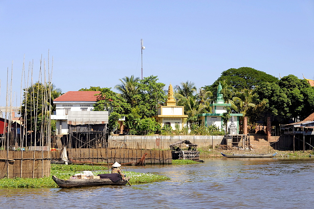 Village on the banks of Tonle Sap Lake, Siem Reap, Cambodia, Southeast Asia, Asia