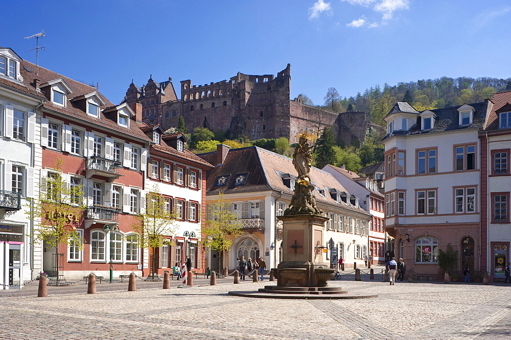 Kornmarkt square with the Madonna Fountain and Heidelberg Castle, Heidelberg, Neckar, Palatinate, Baden-Wuerttemberg, Germany, Europe