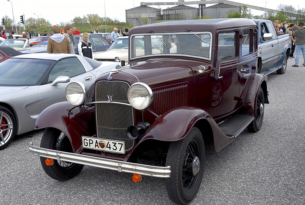 Ford V8 1934 at a meeting