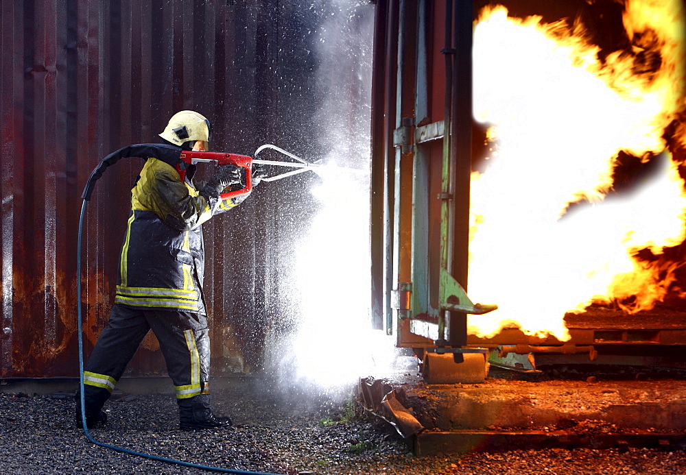 High-pressure extinguishing system, Cobra, the Fire Service Training Centre, Heat, a firefighter demonstrating the possibility of using a high pressure of 300 bar to cut through materials such as concrete or steel to then extinguish a blaze in an inaccess