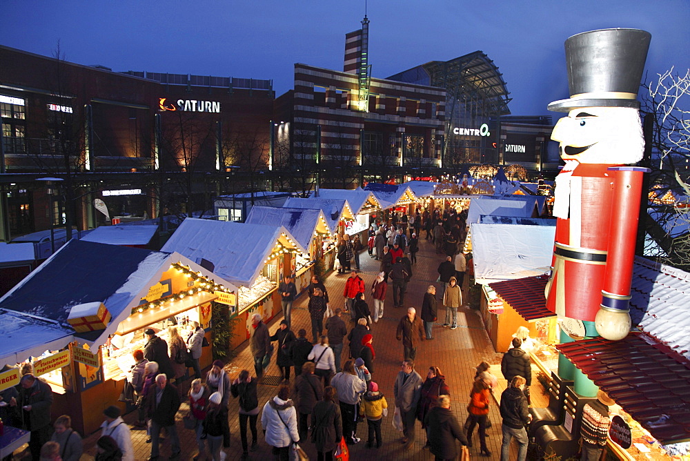 Evening at the Christmas market at the CentrO shopping center, Oberhausen, North Rhine-Westphalia, Germany, Europe