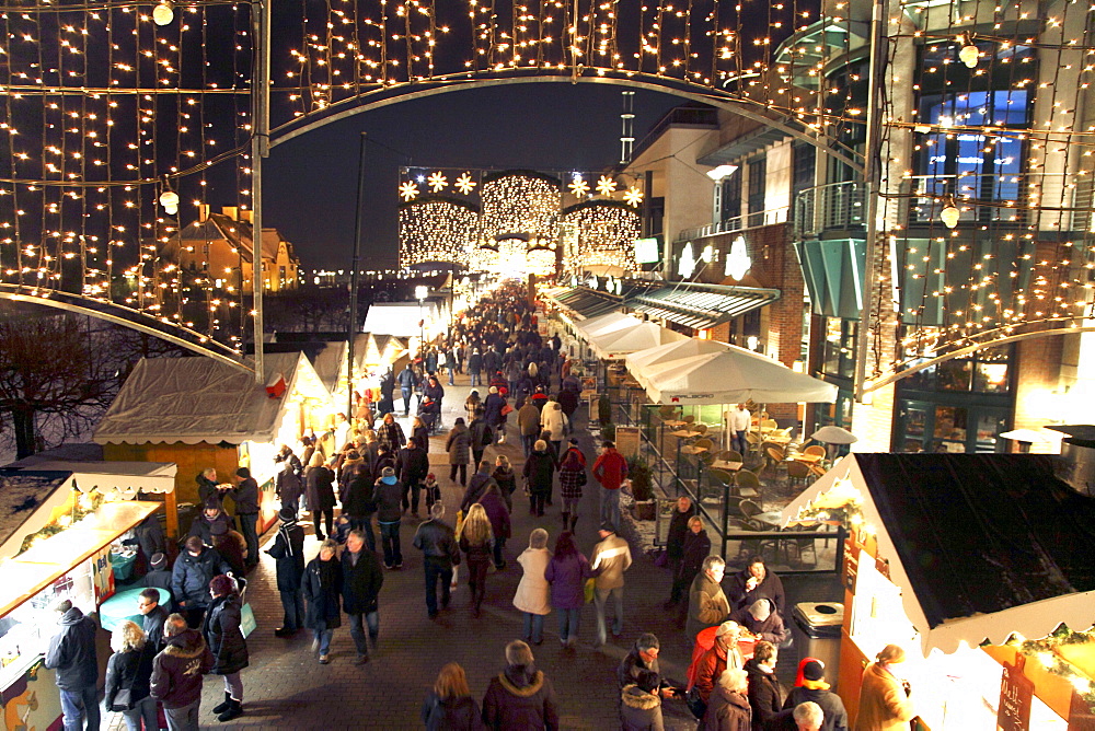 Evening at the Christmas market at the CentrO shopping center, Oberhausen, North Rhine-Westphalia, Germany, Europe