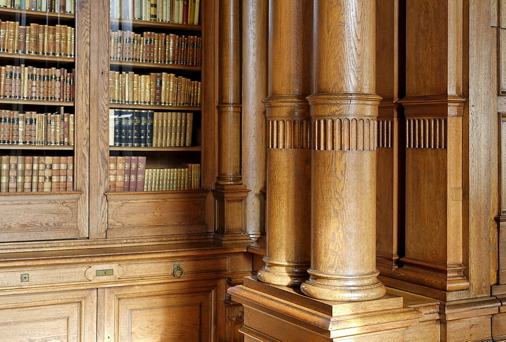 Gruenderzeit-style library with wood panels, 19th century, Villa Huegel mansion, former residence of the Krupp family, Baldeney district, Essen, North Rhine-Westphalia, Germany, Europe