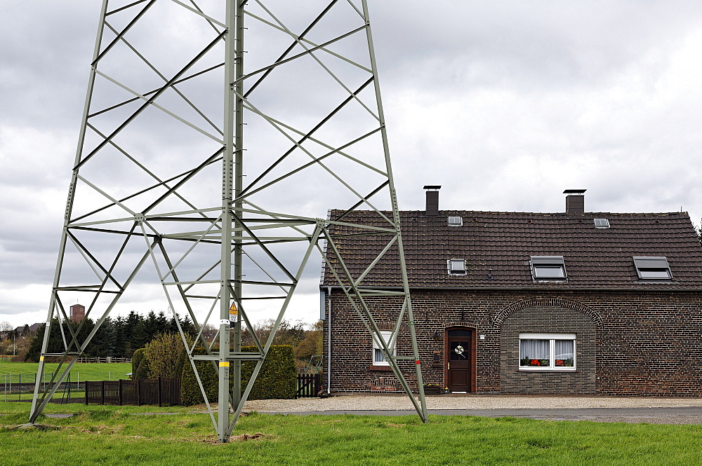 Small farmhouse located close to an electricity pylon, Gellep-Stratum district, Krefeld, Lower Rhine region, North Rhine-Westphalia, Germany, Europe