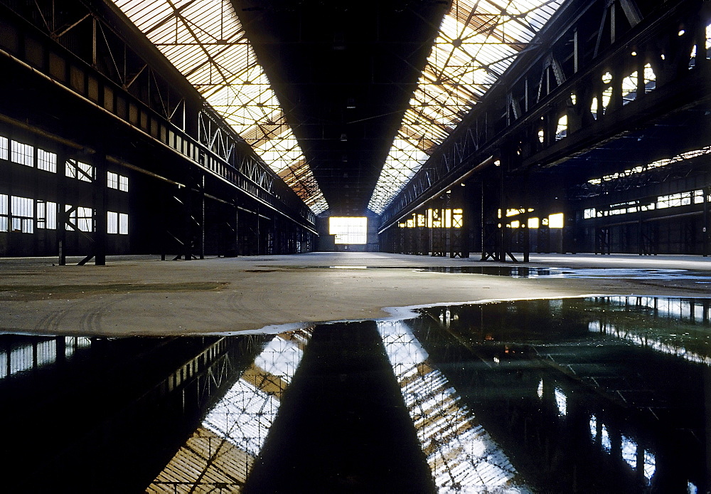 Huge, empty industrial building, disused freight station, Duisburg, North Rhine-Westphalia, Germany, Europe