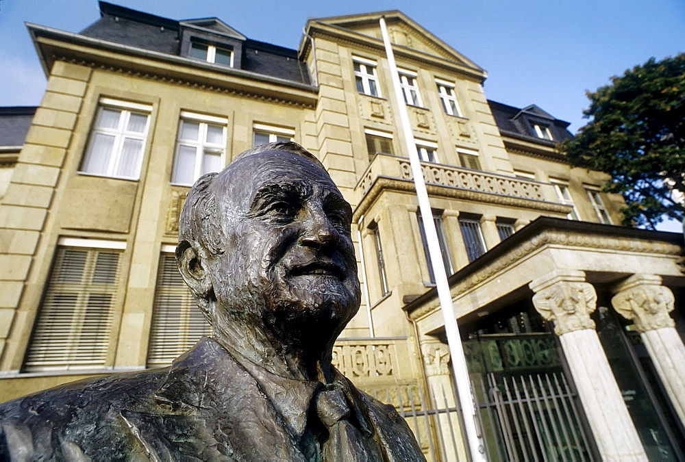 Johannes Rau, 8th President of Germany, monument in front of the former State Chancellery, Villa Horion, Duesseldorf, North Rhine-Westphalia, Germany, Europe