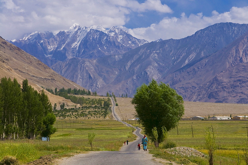 Country road, avenue, Ishkashim, Wakhan corridor, Tajikistan, Central Asia