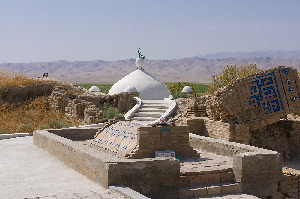 Ruin of the Seyit Jemalettdin Mosque, located between Ashgabat and Mary, Turkmenistan, Central Asia