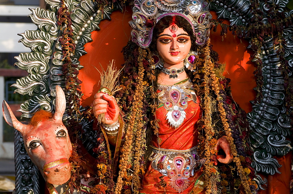 Statue of a Hindu goddess on the side of a road, Calcutta, Kolkata, India, Asia