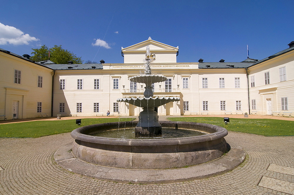 Kynzvart Castle, inner courtyard with fountain, Kynzvart, Czech Republic, Europe