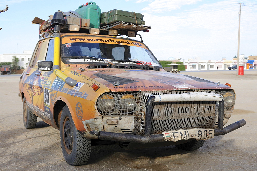 Old Renault travelling through the Sahara, Nouakchott, Mauritania, northwestern Africa