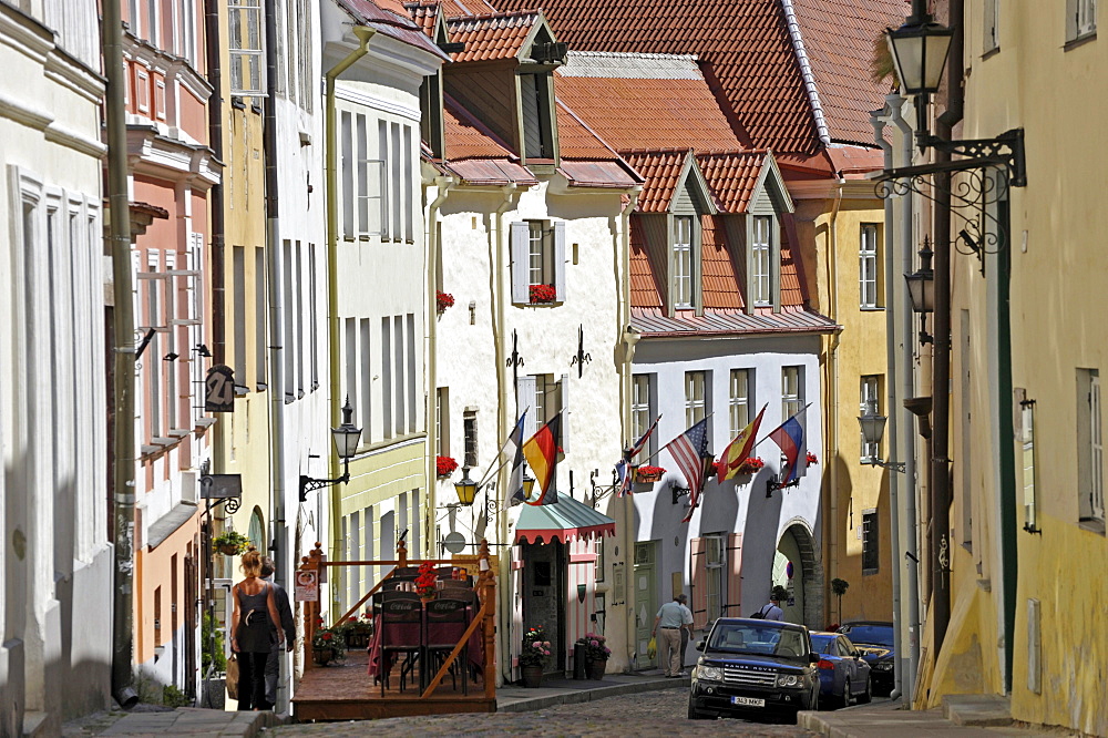 Historic town centre, alleyway, cafes and street-side restaurants, Tallinn, formerly Reval, Estonia, Baltic States, Northern Europe