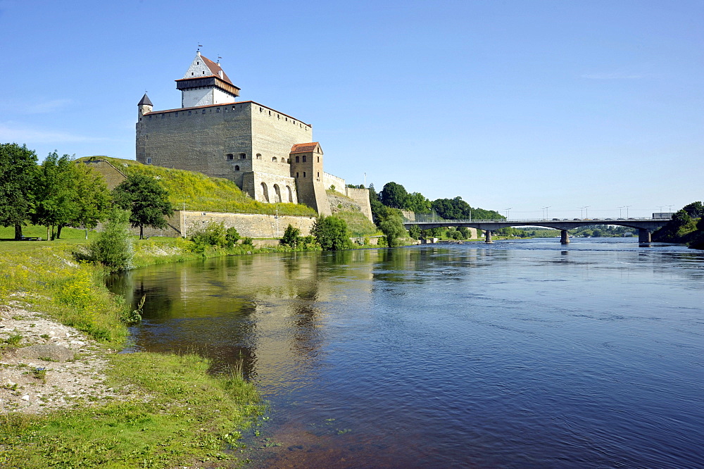 Hermann Fortress, Castle of the Order of the Teutonic Knights, bridge over the Narva River to Russia, Narva, Estonia, Baltic States, Northern Europe