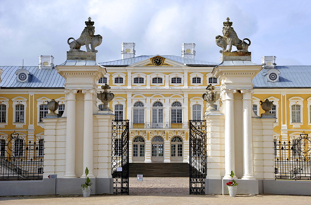 Lion figures with ducal crown on the gate of the baroque Rund&le Palace, Pilsrundale, Bauske, Latvia, Baltic States, Europe