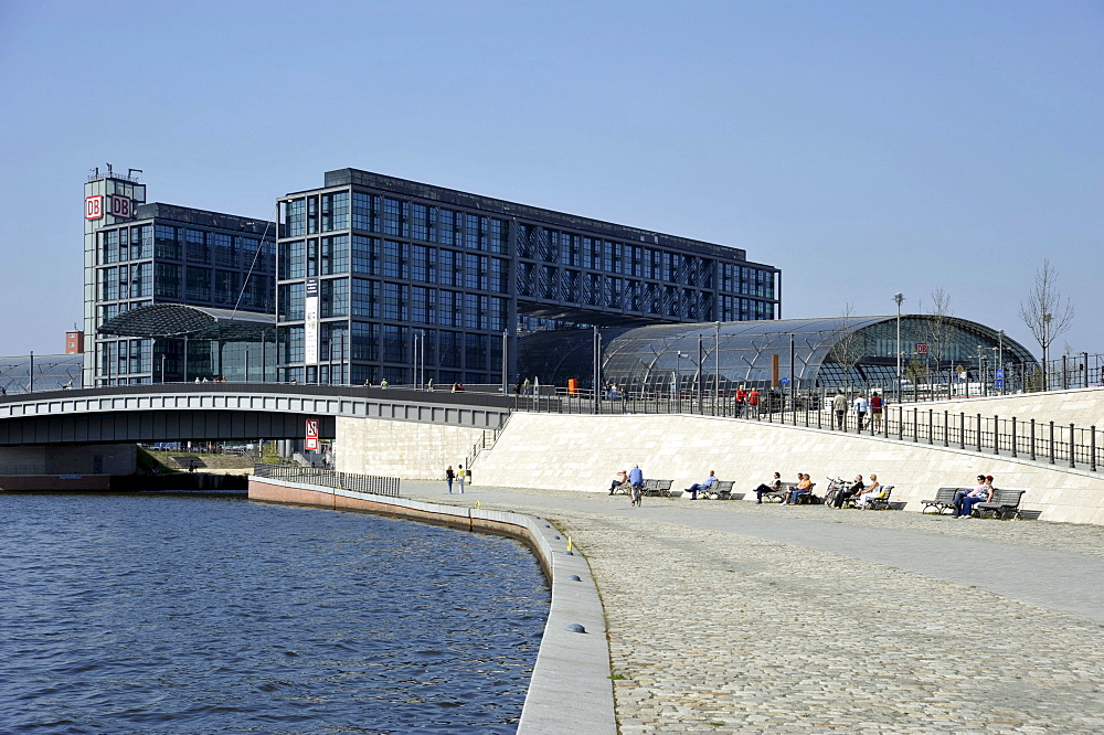 Berlin central railway station, Spree at Kapellenufer, Berlin, Germany, Europe