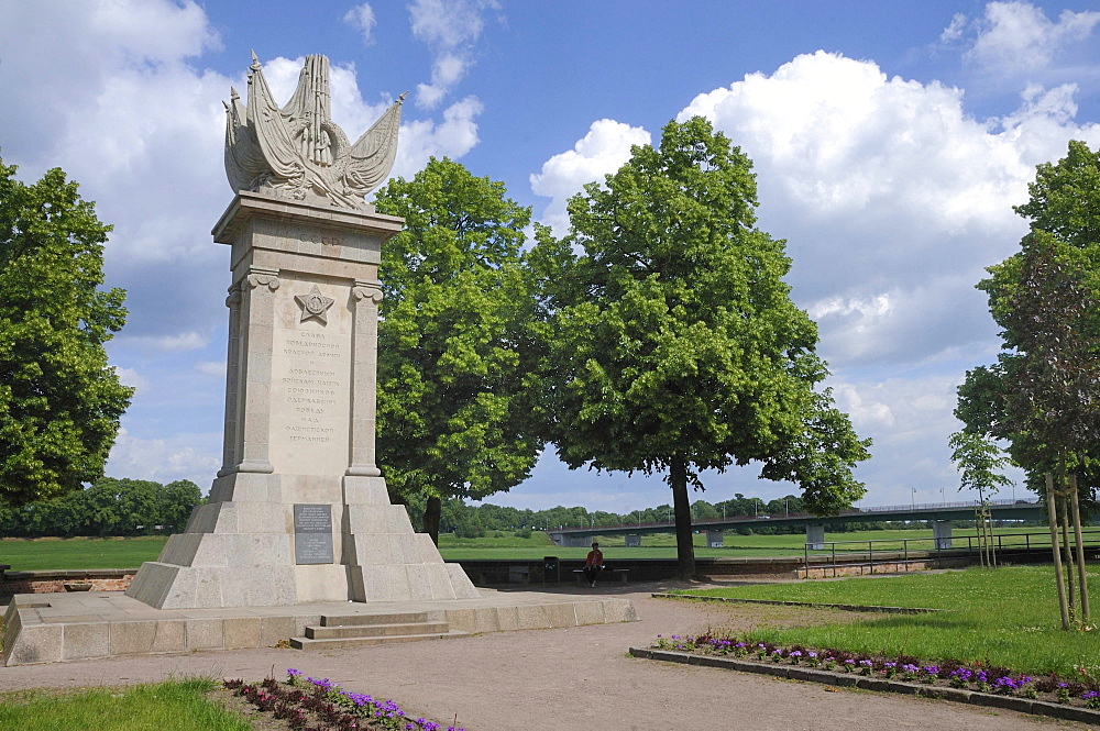 Monument to mark the merger of the Allied Forces, Torgau, Landkreis Nordsachsen county, Saxony, Germany, Europe