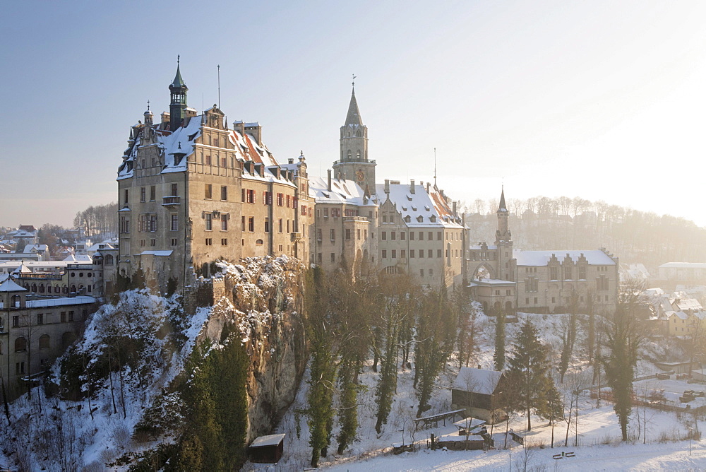 Schloss Sigmaringen castle or Hohenzollernschloss castle, Sigmaringen, Naturpark Obere Donau nature park, Swabian Alb, Baden-Wuerttemberg, Germany, Europe