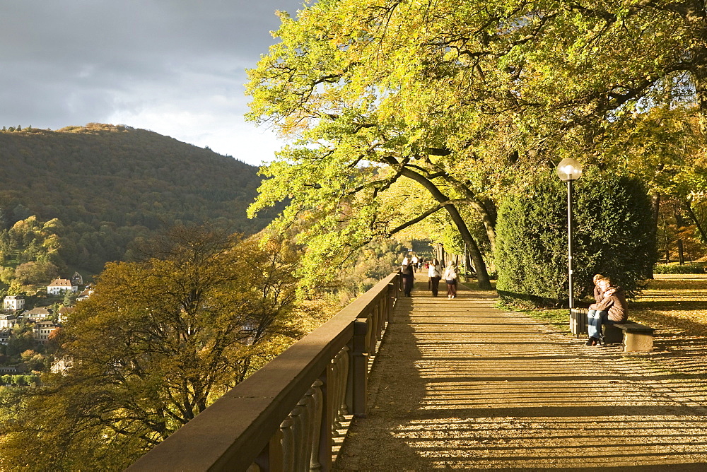 Walkers in the Schlosspark, palace gardens, Heidelberg, Baden-Wuerttemberg, Germany, Europe