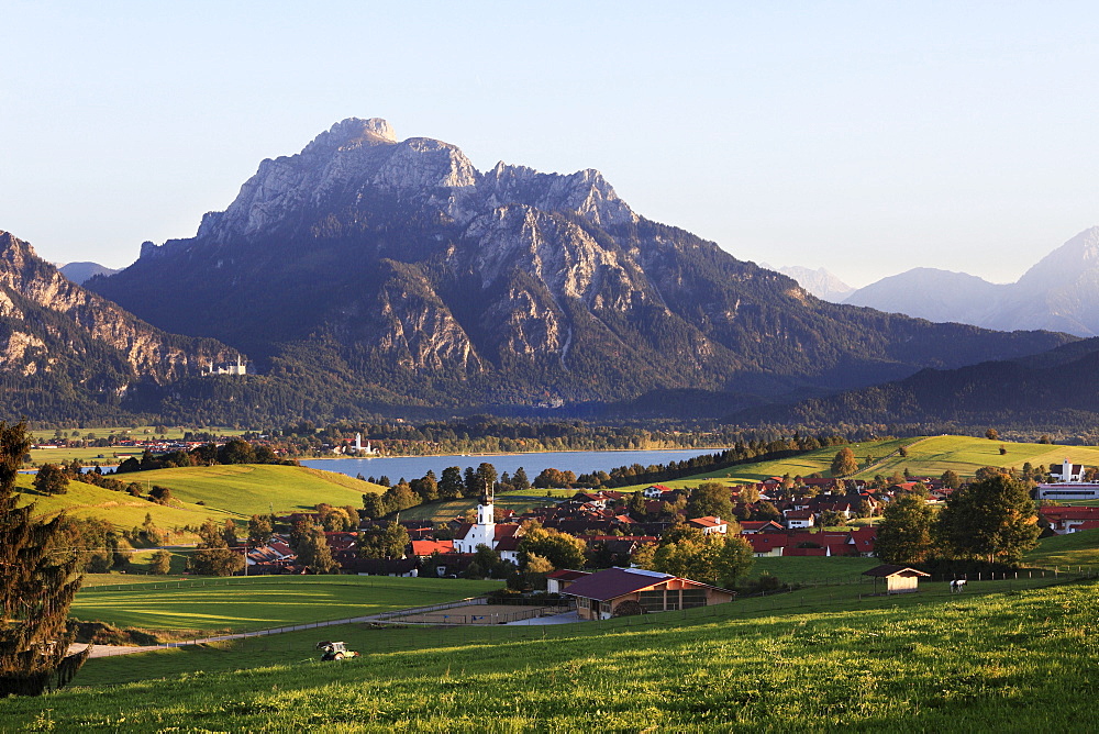 Rieden on Forggensee lake, Neuschwanstein Castle and Mt Saeuling, Ostallgaeu, Allgaeu, Swabia, Bavaria, Germany, Europe