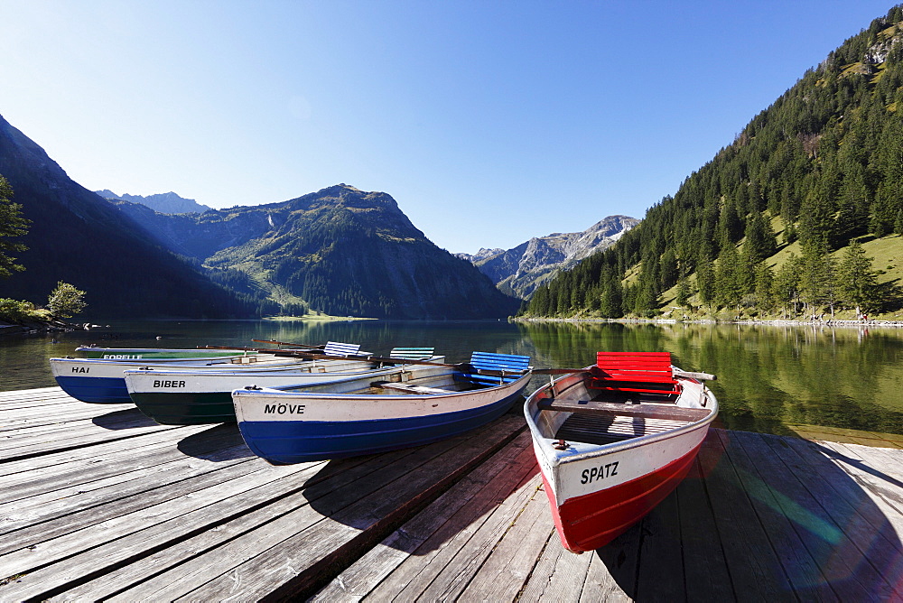 Rowing boats on Lake Vilsalpsee at Tannheim, Vilsalpseeberge mountains, Tannheimer Tal high valley, Tyrol, Austria, Europe