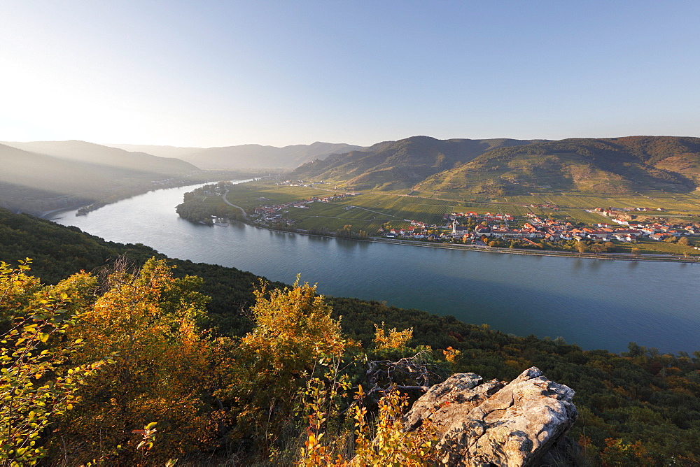 Danube river with Unterloiben and in the back Duernstein, view from the Ferdinandswarte in Bergen in the Dunkelsteinerwald area, Wachau, Waldviertel, Mostviertel, Lower Austria, Austria, Europe