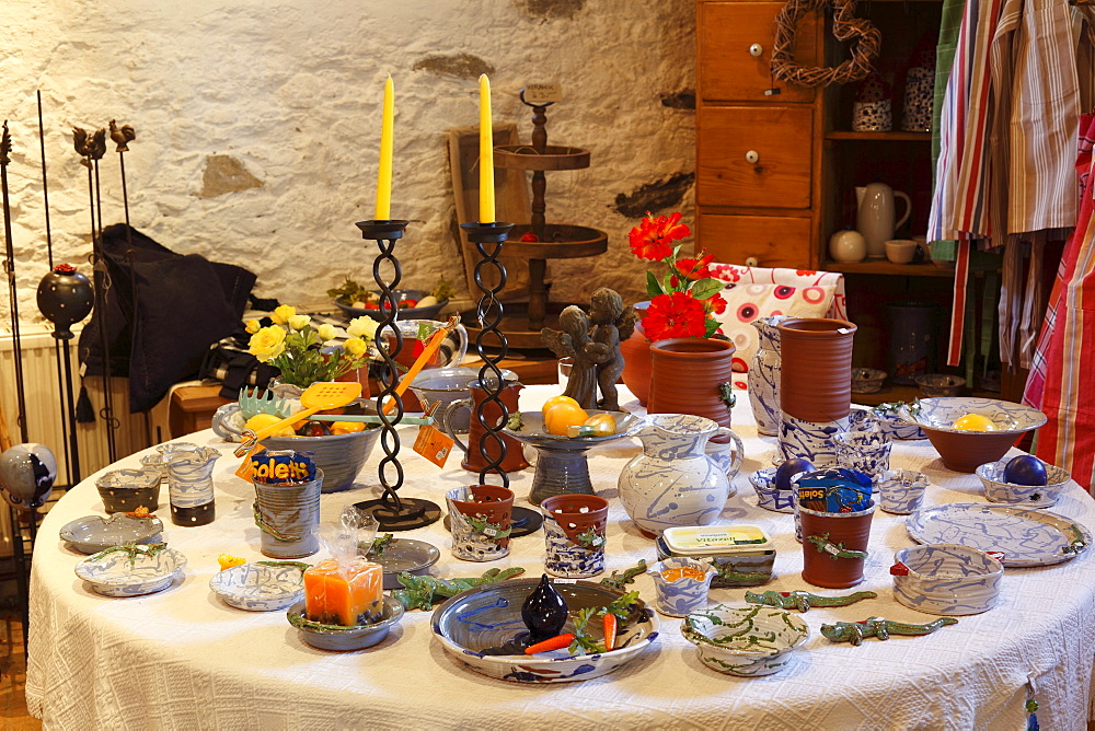 Schneeweiss, a shop selling wine and ceramic goods, in Salzstadl, Weissenkirchen in the Wachau, Waldviertel, Forest Quarter, Lower Austria, Austria, Europe