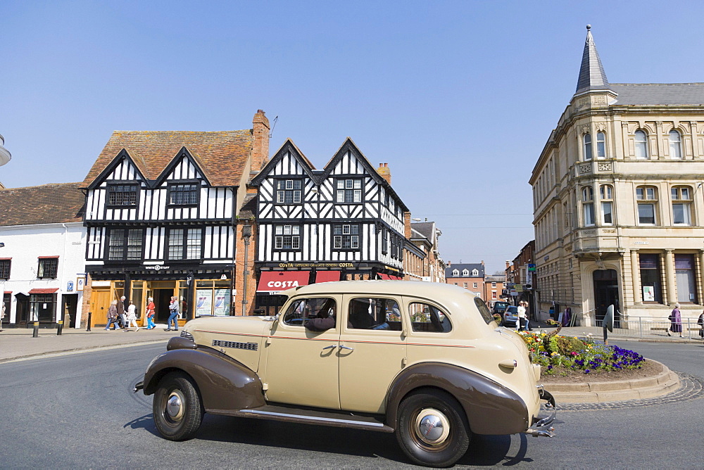 Half-timbered house, coffee house, and Lloyds TSB building, Market Cross, Bridge Street, Stratford-upon-Avon, Warwickshire, England, United Kingdom, Europe