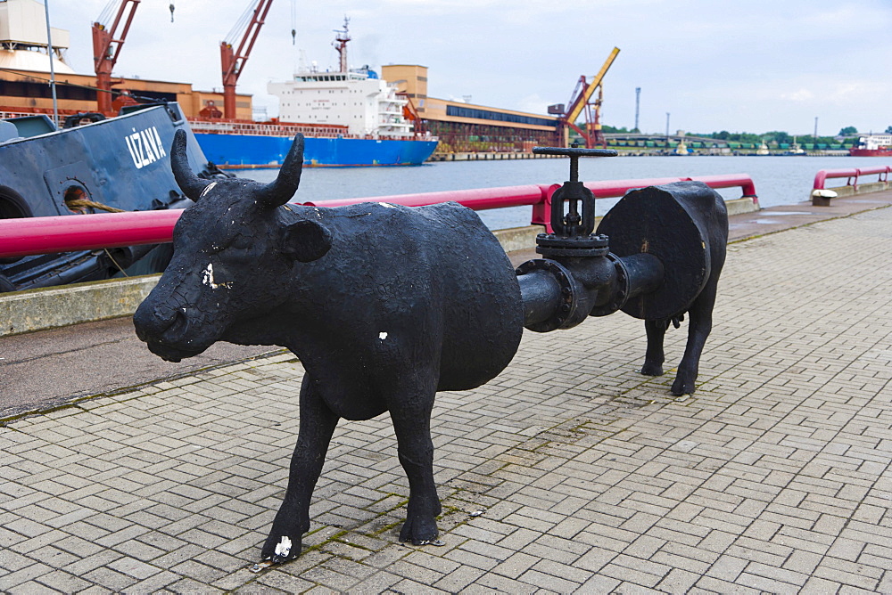 Latvijas melna, Black Cow Parade, Ostas ielas promenade, Spikeru piekraste, Ostas Street Promenade, Coast of Warehouses, also known as Venta Embankment, Ventmala, Ventspils, Kurzeme, Latvia, Northern Europe