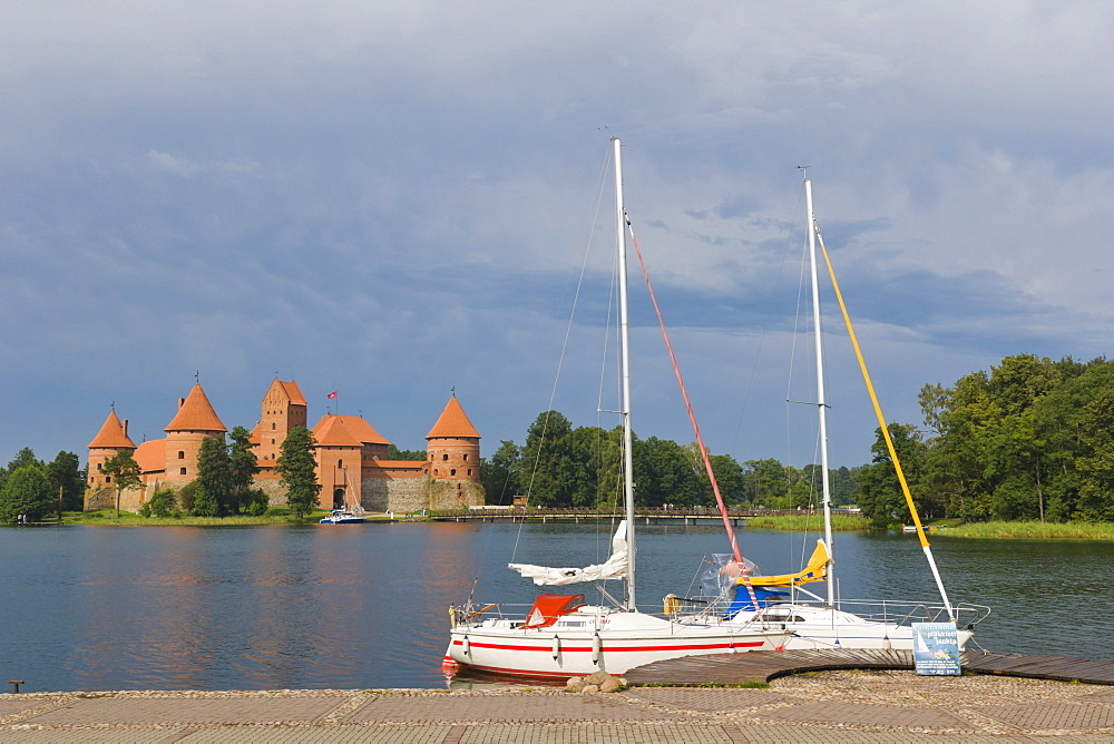 Traku salos pilis, Trakai Island Castle, on the island of Lake Galve, Trakai, Aukstaitija, Highlands, Lithuania, Northern Europe