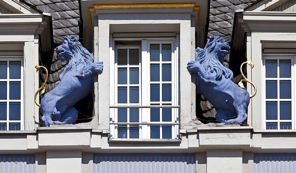 Figure, facade decoration, Hauptmarkt square, Trier, Rhineland-Palatinate, Germany, Europe