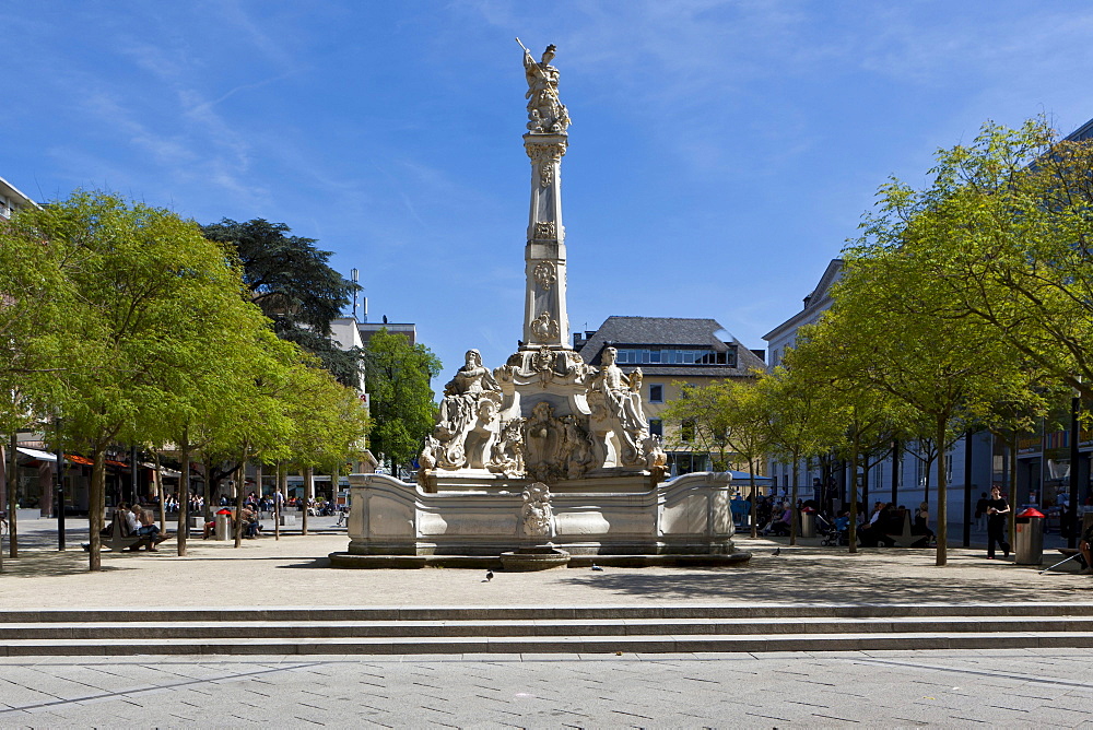 Sankt Georgsbrunnen fountain, Kornmarkt square, Trier, Rhineland-Palatinate, Germany, Europe