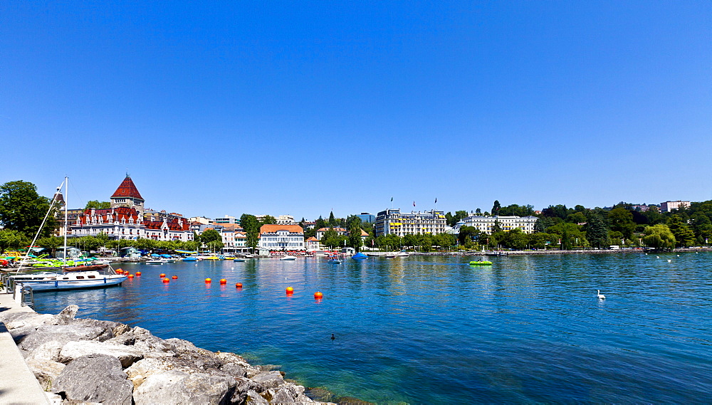 Ouchy harbour and the castle of Ouchy, Angleterre and Residence Hotel at the back, Lausanne, canton of Vaud, Lake Geneva, Switzerland, Europe