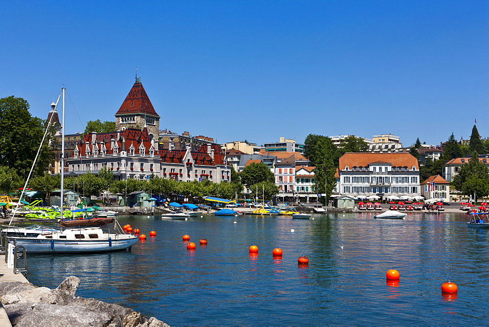 Ouchy harbour and the castle of Ouchy, Angleterre and Residence Hotel at the back, Lausanne, canton of Vaud, Lake Geneva, Switzerland, Europe