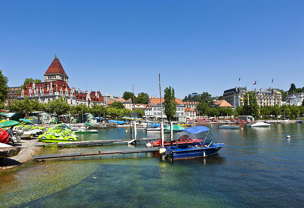 Ouchy harbour and the castle of Ouchy, Angleterre and Residence Hotel at the back, Lausanne, canton of Vaud, Lake Geneva, Switzerland, Europe