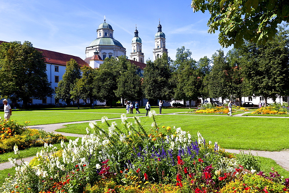 Looking through the park towards the Basilica of St. Lorenz, a former Benedictine abbey church of the Prince Abbot of Kempten, today the Parish Church of St. Lorenz, Diocese of Augsburg, Residenz Square, Kempten, Lower Allgaeu, Allgaeu, Swabia, Bavaria, G