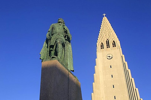 Statue of Leif Eriksson, Hallgrimskirkja, church of Hallgrimur, Reykjavik, Iceland, Europe