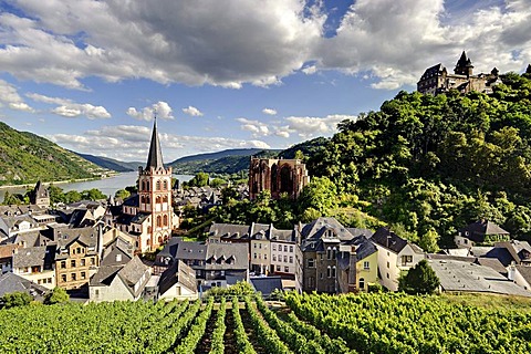 View of Bacharach on the Rhine with St. Peter church, Wernerkapelle chapel and Burg Stahleck castle, Rhineland-Palatinate, Germany, Europe