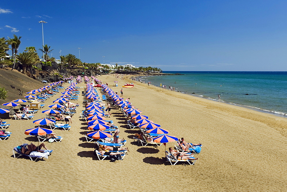 Beach umbrellas on the sandy beach, Playa Grande, Puerto del Carmen, Lanzarote, Canary Islands, Spain, Europe