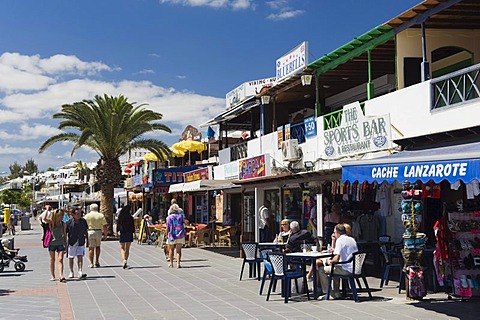 Shops and restaurants along the beach promenade, Avenida de las Playas, Puerto del Carmen, Lanzarote, Canary Islands, Spain, Europe