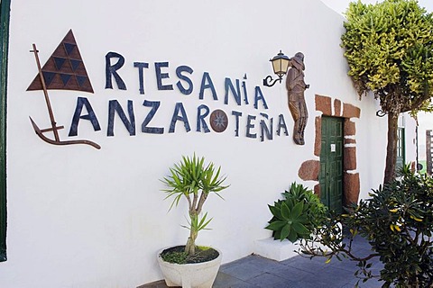 Arts & crafts store in a Canarian house, Teguise, Lanzarote, Canary Islands, Spain, Europe