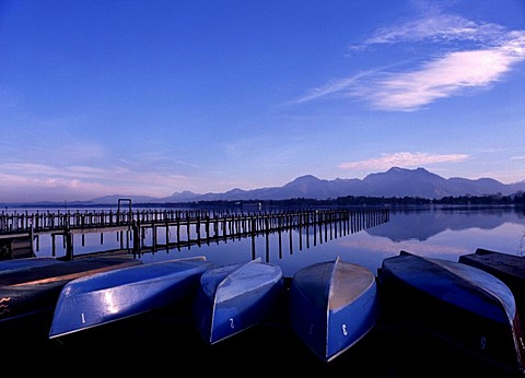 Boats on the shore of the Lake Chiemsee with view to Mt. Hochgern, Lake Chiemsee, Chiemgau, Upper Bavaria, Bavaria, Germany, Europe