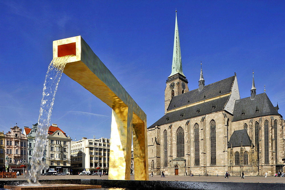 Fountain, Cathedral of St. Bartholomew, Republic Square, Pilsen, Bohemia, Czech Republic, Europe